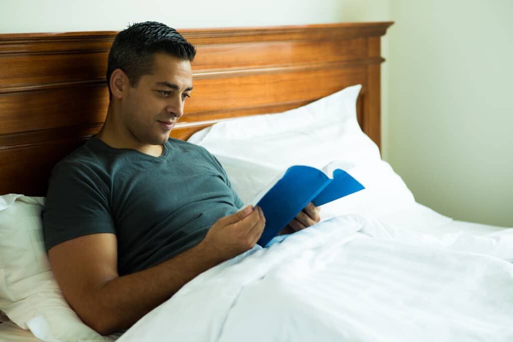 อ่านหนังสือช่วยผ่อนคลาย ลดอาการนอนน้อยนอนไม่ค่อยหลับ